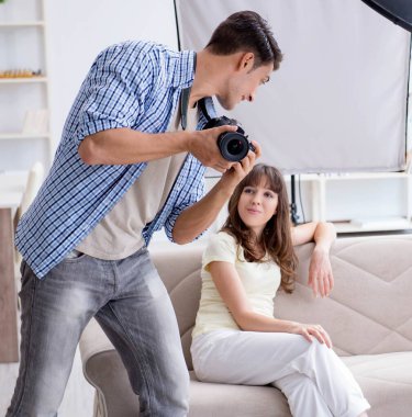 Fotoğraf stüdyosunda çalışan genç fotoğrafçı.