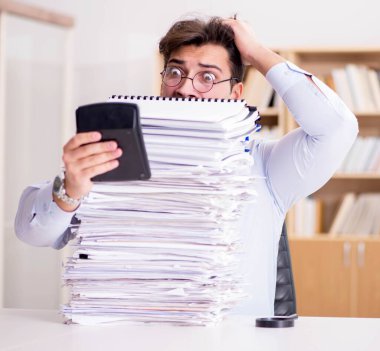 Ofiste çalışan komik muhasebeci.