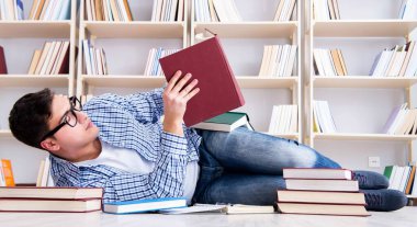 Genç öğrenci kitaplarla çalışıyor.