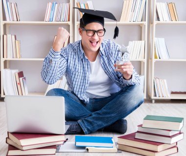 Genç öğrenci kitaplarla çalışıyor.