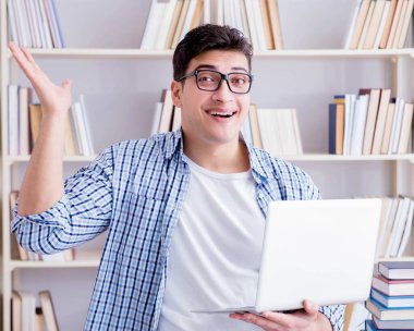 Kitapları olan genç bir öğrenci sınavlara hazırlanıyor.