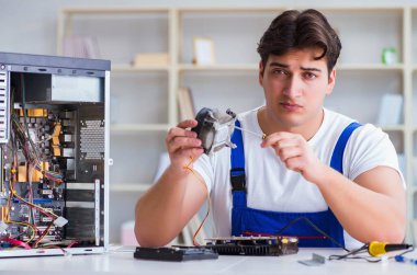 Masaüstü bilgisayarını tamir eden bilgisayar tamircisi