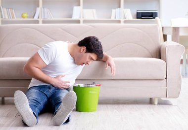 Midesi bulanan ve kusan adam.