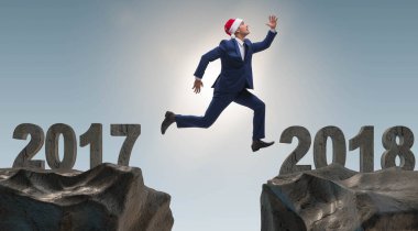 2017 'den 2018' e atlayan Noel Baba şapkalı işadamı.