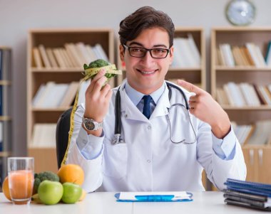 Bilim adamı çeşitli gıdalarda besin üzerinde çalışıyor.