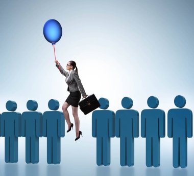 İş kadını, akran grubundan daha üstündür.