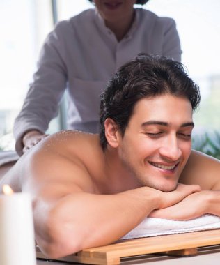 Kaplıca sırasında genç yakışıklı bir adam.