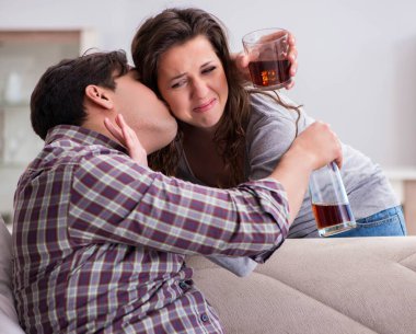 Sarhoş alkoliklerle aile içi şiddet kavramı