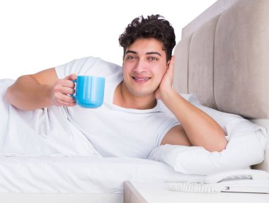 Yatakta uykusuzluk çeken adam.