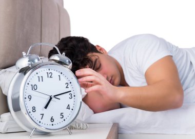 Yatakta uykusuzluk çeken adam.