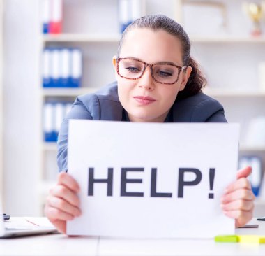 İş kadını ofiste yardım için yalvarıyor.