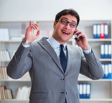 Ofiste çalışan genç işadamı.