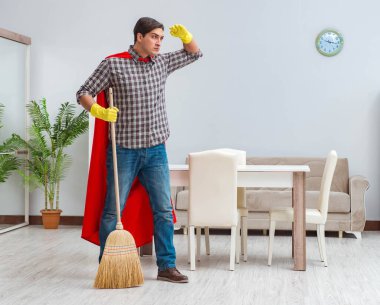 Süper kahraman temizleyicisi evde çalışıyor.