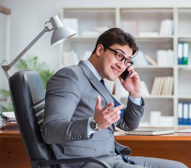 Ofiste çalışan genç işadamı.