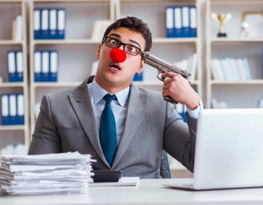 Ofiste çalışan palyaço işadamı kendini bu işe adamaktan bıktı.