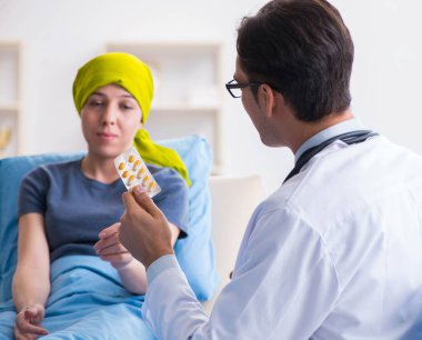 Clini 'de tıbbi konsültasyon için doktoru ziyaret eden kanser hastası.