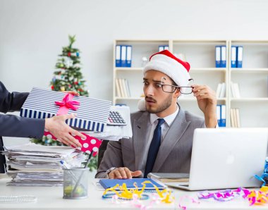 Genç işadamı Noel 'i ofiste kutluyor.