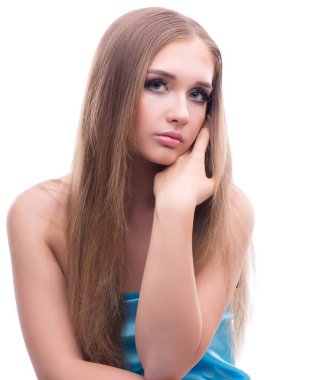 Makyajlı, güzel, genç bir kadın model.