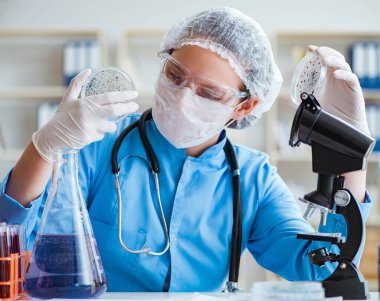 Laboratuvarda deneyler yapan kadın bilim adamı.