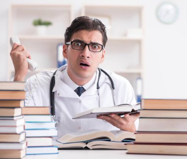 Tıp öğrencisi üniversite sınavlarına hazırlanıyor.