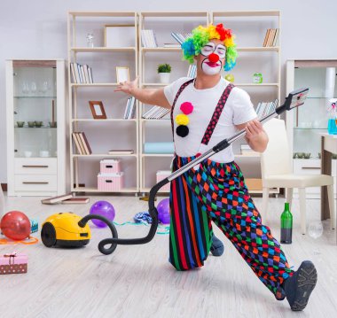 Komik palyaço evde temizlik yapıyor.
