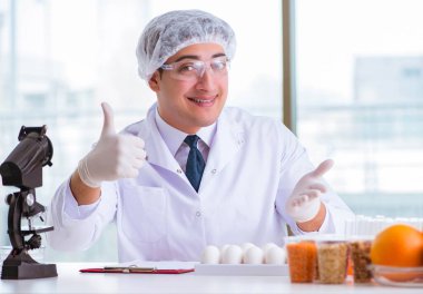 Besin uzmanı gıda ürünlerini laboratuarda test ediyor.