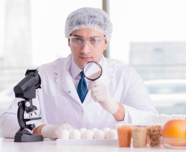 Beslenme uzmanı gıda ürünlerini laboratuvarda test ediyor.