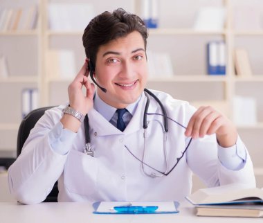 Tıbbi konseptteki genç doktor.