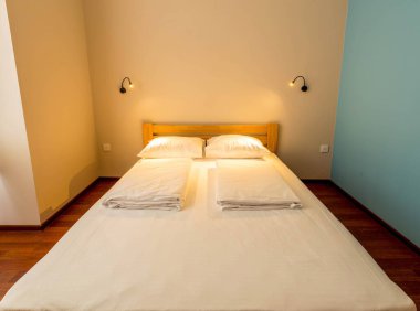 Otelde çift kişilik yatak.