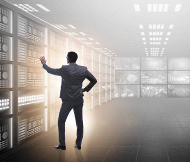 İş adamıyla büyük veri yönetimi kavramı