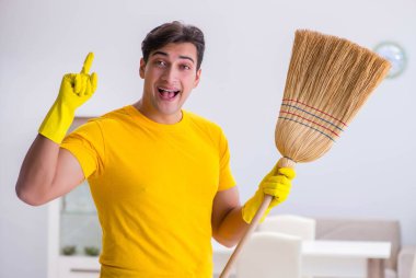 Genç adam evde iş yapıyor.