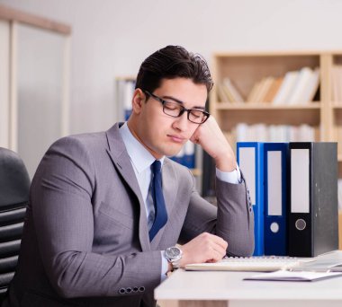 Ofiste çalışan yorgun işadamı.