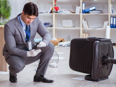 Görevdeki suç soruşturması sırasında genç adam