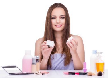 Beyaz tenli, güzel makyajlı genç bir kadın.