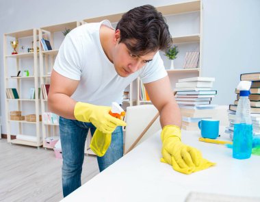 Adam evi temizliyor.