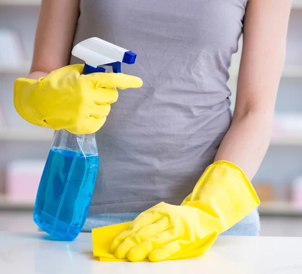 Mujer haciendo limpieza en casa —  Fotos de Stock