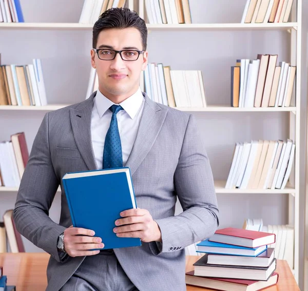 Der Student der Wirtschaftswissenschaften, der in der Bibliothek studiert — Stockfoto