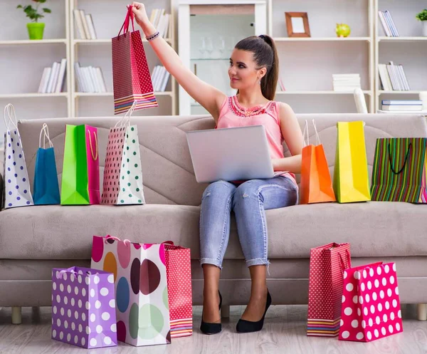 La joven después de ir de compras con bolsas —  Fotos de Stock