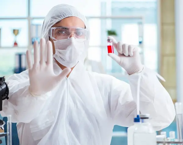 Laboratóriumban veszélyes vegyi anyagokkal dolgozó vegyész — Stock Fotó