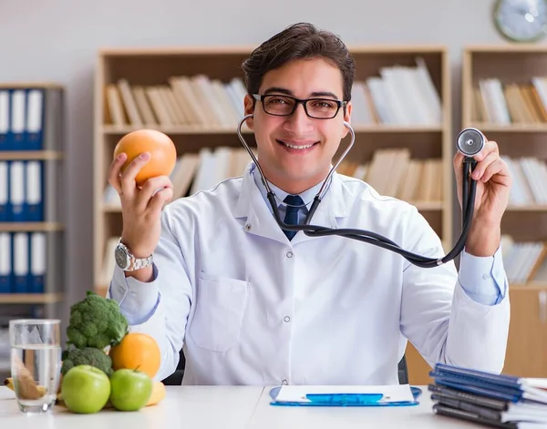 El científico que estudia nutrición en varios alimentos —  Fotos de Stock