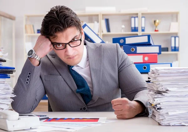 De zakenman druk met veel papierwerk — Stockfoto