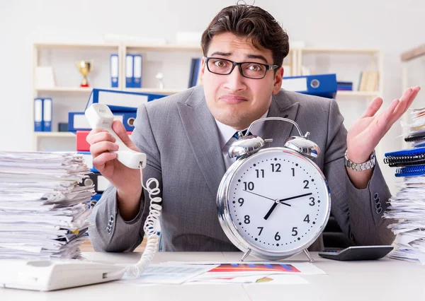 Zakenman mist deadlines als gevolg van buitensporig werk — Stockfoto