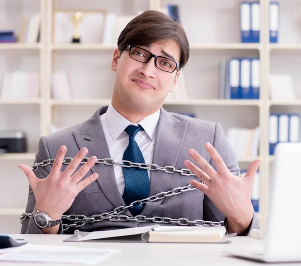 Επιχειρηματίας δεμένος με αλυσίδες στη δουλειά του — Φωτογραφία Αρχείου