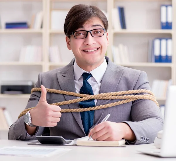 Geschäftsmann im Amt mit Seil gefesselt — Stockfoto