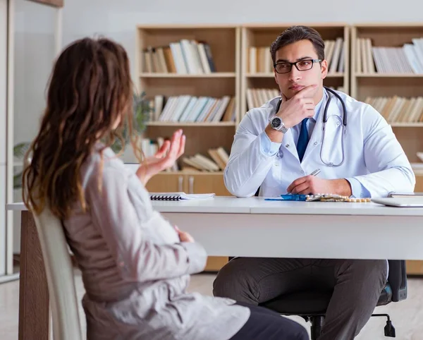 Mujer embarazada que visita al médico para consulta — Foto de Stock