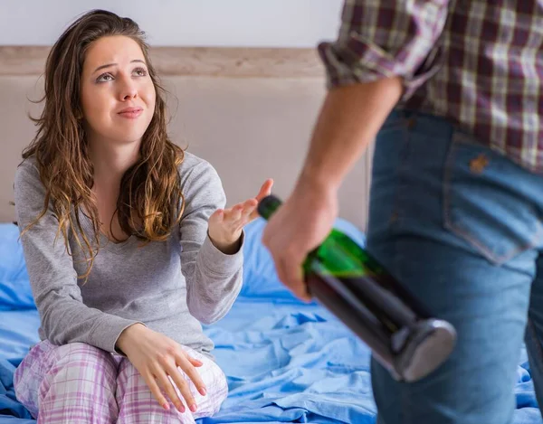 Häusliche Gewalt im Familienstreit mit betrunkenem Alkoholiker — Stockfoto