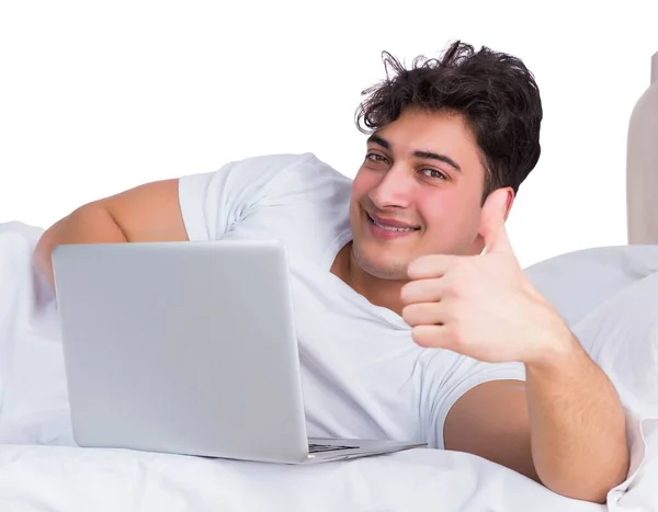 Der Mann im Bett leidet unter Schlaflosigkeit — Stockfoto