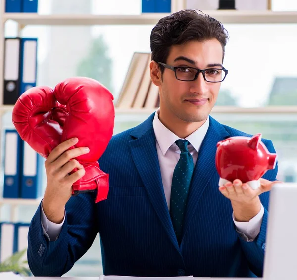 Empresário com luvas de boxe irritado no escritório — Fotografia de Stock