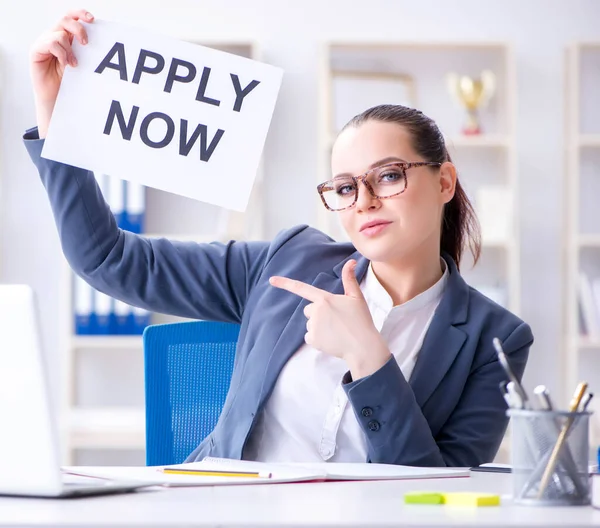 La mujer de negocios contratando nuevos empleados en la oficina —  Fotos de Stock