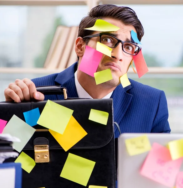 Affärsman med påminnelse anteckningar i multitasking koncept — Stockfoto